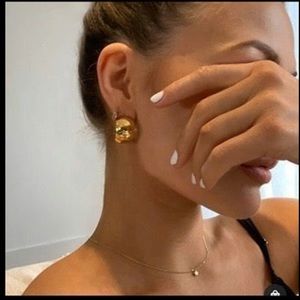 Chateau Hoop Earrings | Gold hoop earrings